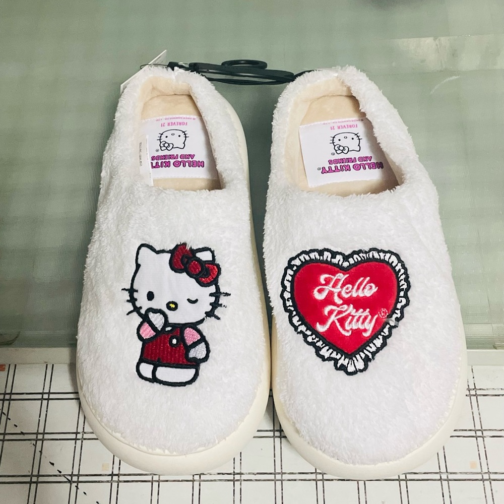 (L) Hello Kitty Valentine’s Slippers